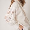 Camisas Y Blusas | Algo Bonito Camisa Oversize Detalle Flor Bordada En La Manga Blanco