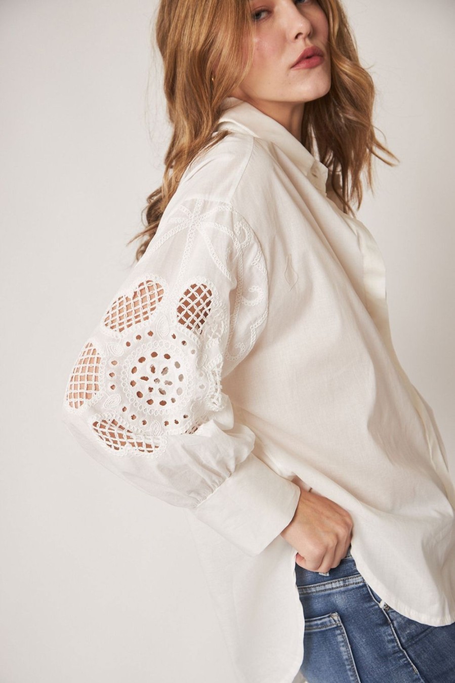 Camisas Y Blusas | Algo Bonito Camisa Oversize Detalle Flor Bordada En La Manga Blanco