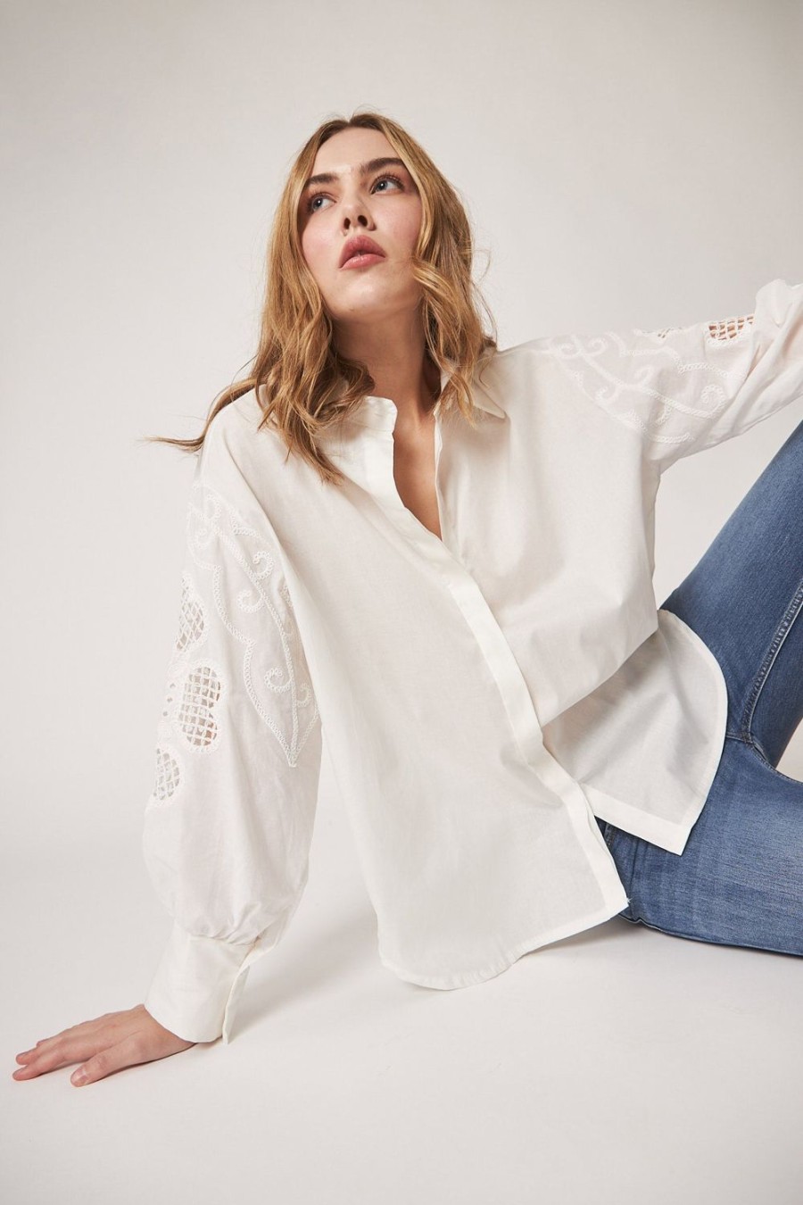 Camisas Y Blusas | Algo Bonito Camisa Oversize Detalle Flor Bordada En La Manga Blanco