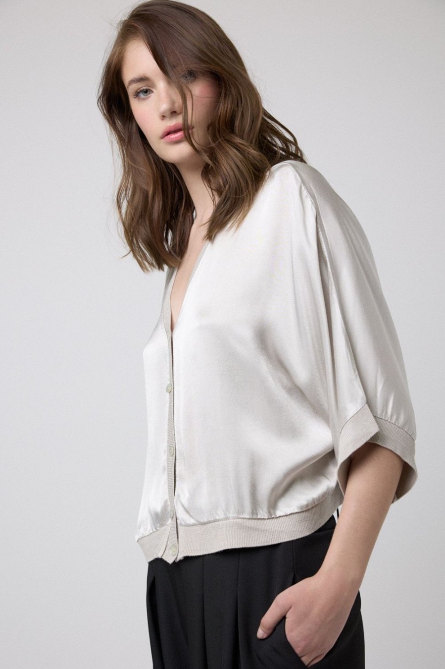 Tops | Algo Bonito Top Raso Botones Beige