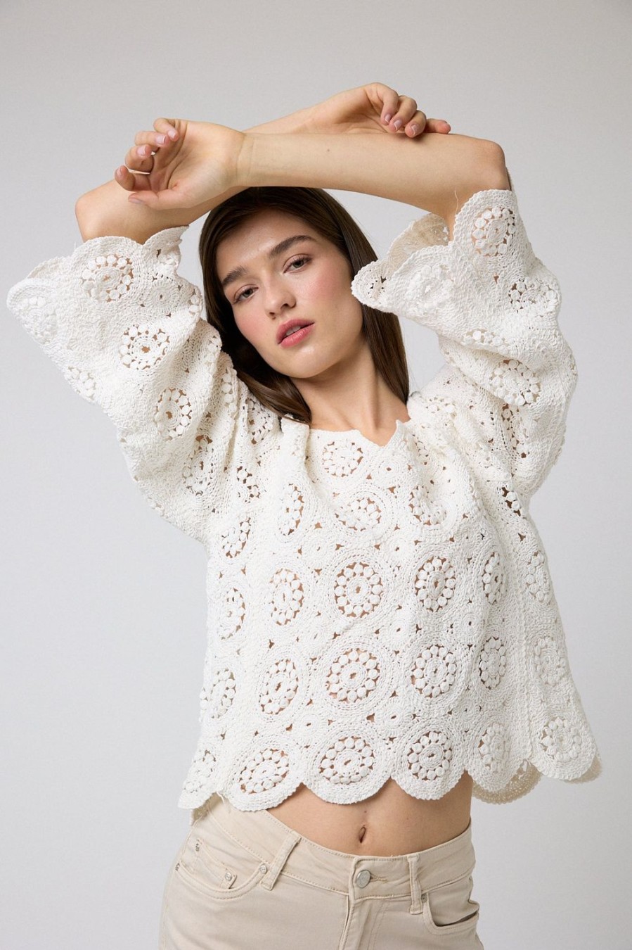 Punto | Algo Bonito Top Cropped Detalle Manga Bordada Roseton Blanco