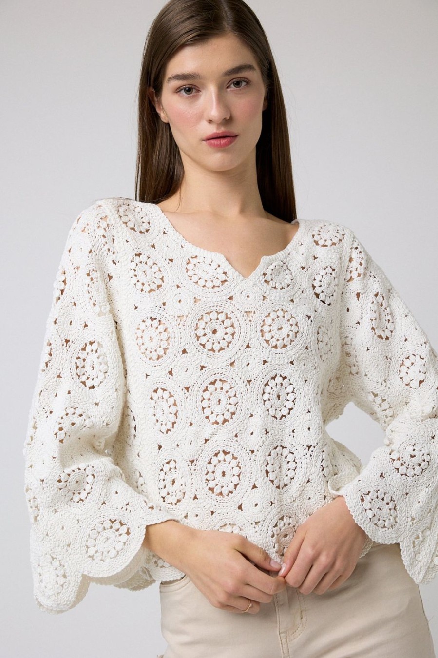 Punto | Algo Bonito Top Cropped Detalle Manga Bordada Roseton Blanco