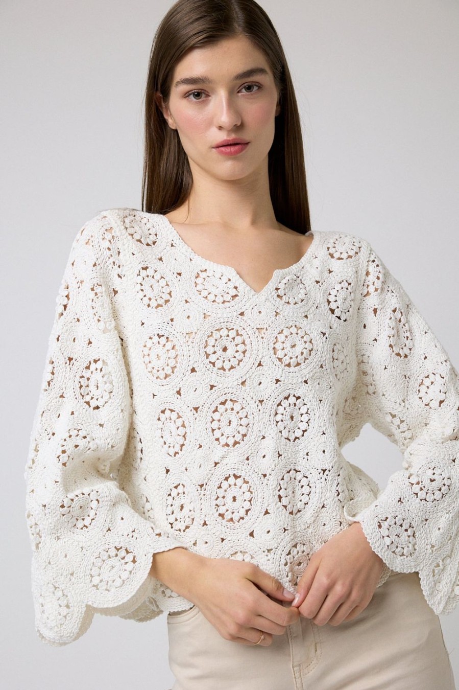 Tops | Algo Bonito Top Cropped Detalle Manga Bordada Roseton Blanco