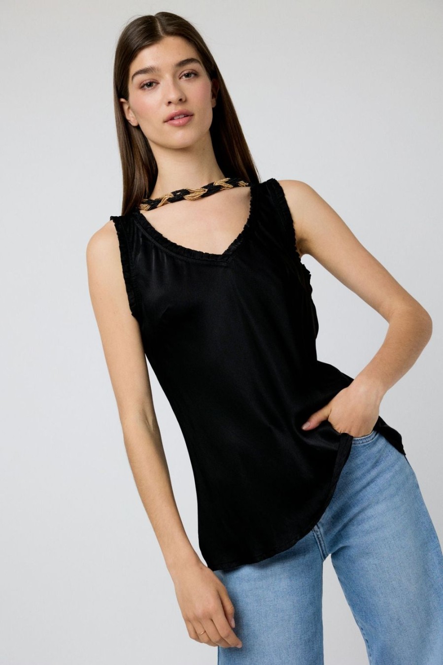 Tops | Algo Bonito Top Raso Sin Mangas Volantes Negro