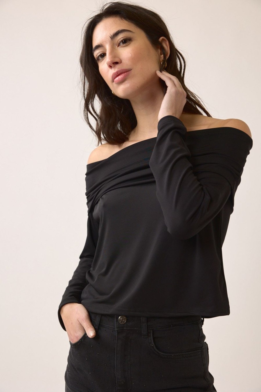 Tops | Algo Bonito Top Bardot De Manga Larga Negro