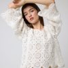 Jerseis Y Cardigans | Algo Bonito Top Cropped Detalle Manga Bordada Roseton Blanco