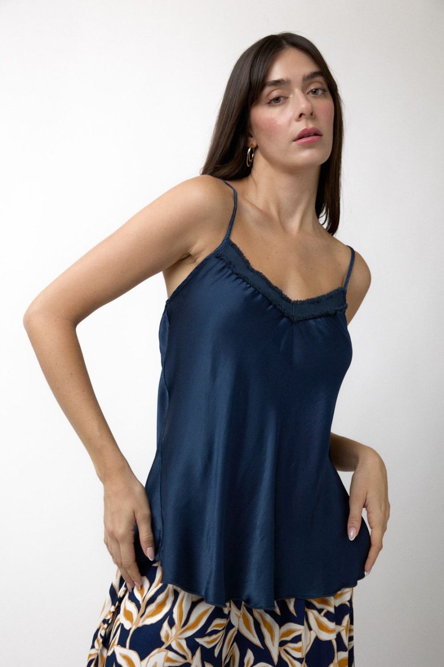 Tops | Algo Bonito Top Lencero Con Detalle Desflecado Azul Marino