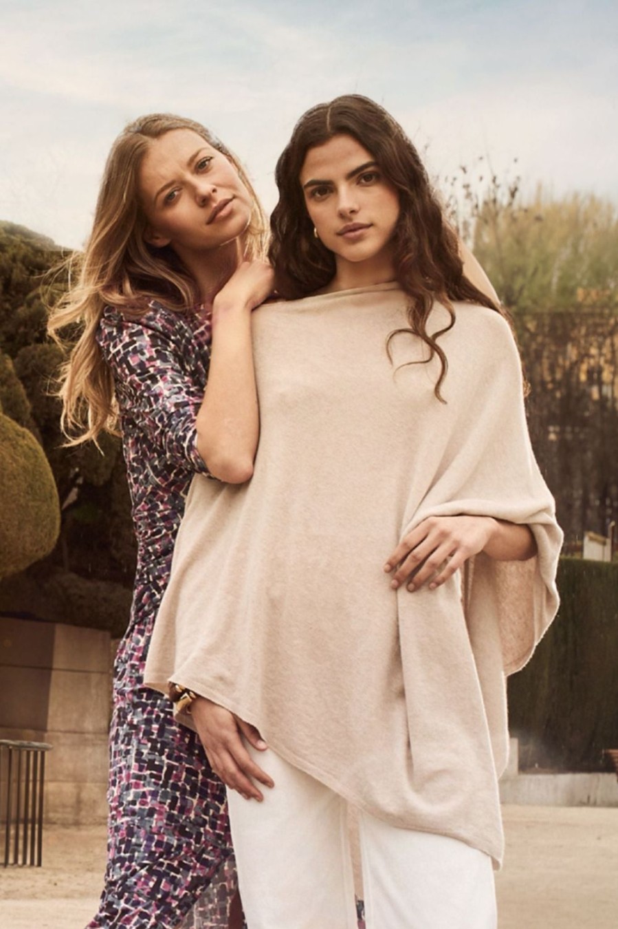 Punto | Algo Bonito Poncho De Punto Fluido Beige